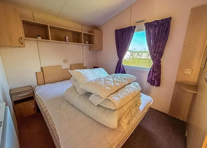 Lovely 6 Berth Caravan At Skipsea Sands Park In Yorkshire Ref 41053Sf