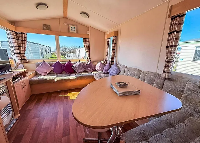 Lovely 6 Berth Caravan At Skipsea Sands Park In Yorkshire Ref 41053Sf