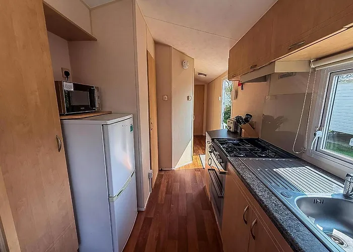 Lovely 6 Berth Caravan At Skipsea Sands Park In Yorkshire Ref 41053Sf