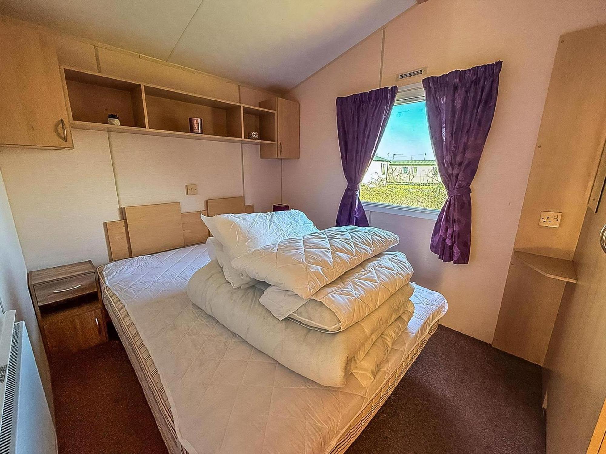 Chalet Lovely 6 Berth Caravan At Skipsea Sands Park In Yorkshire Ref 41053sf Barmston