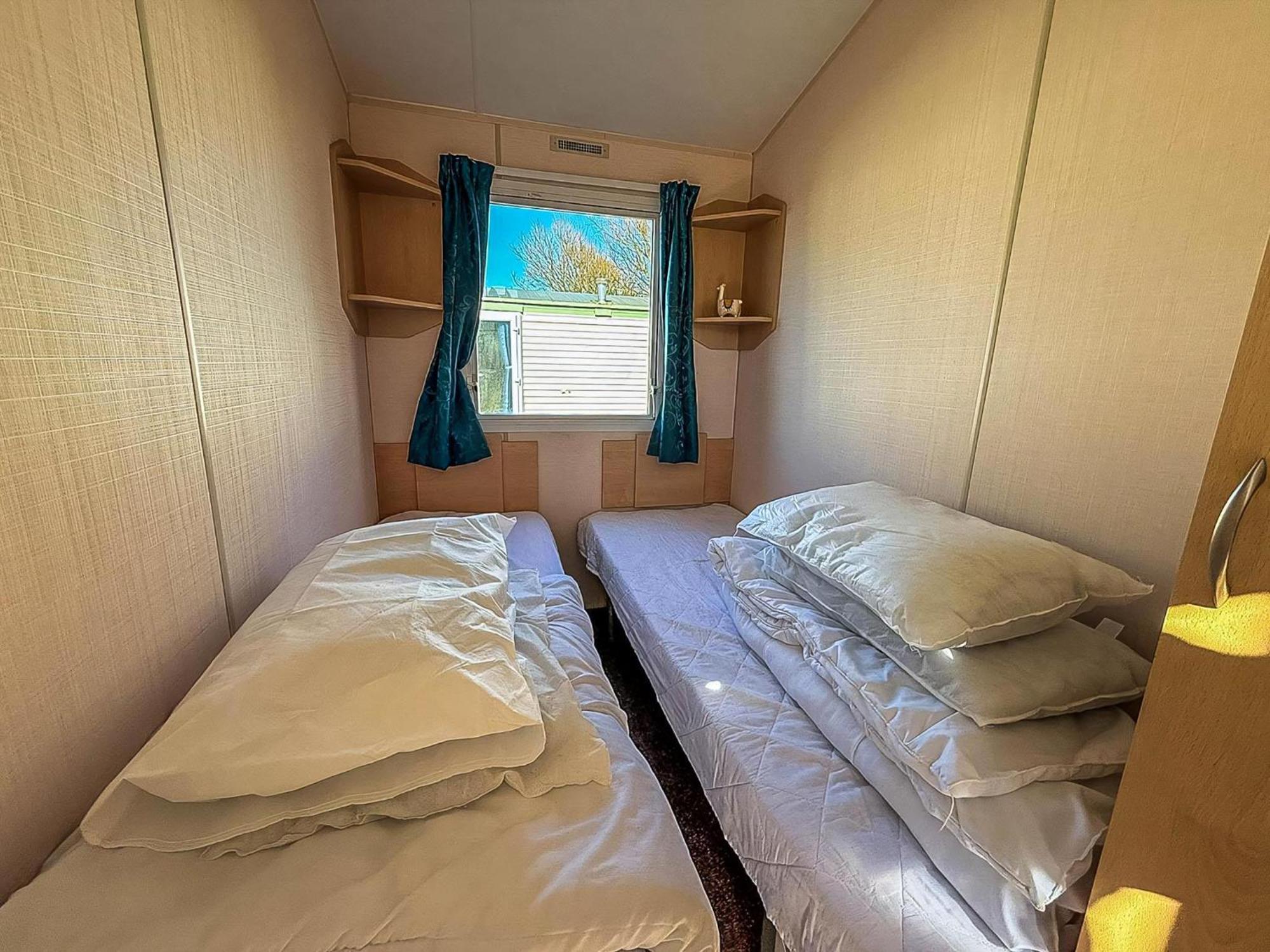 Lovely 6 Berth Caravan At Skipsea Sands Park In Yorkshire Ref 41053sf Chalet Barmston