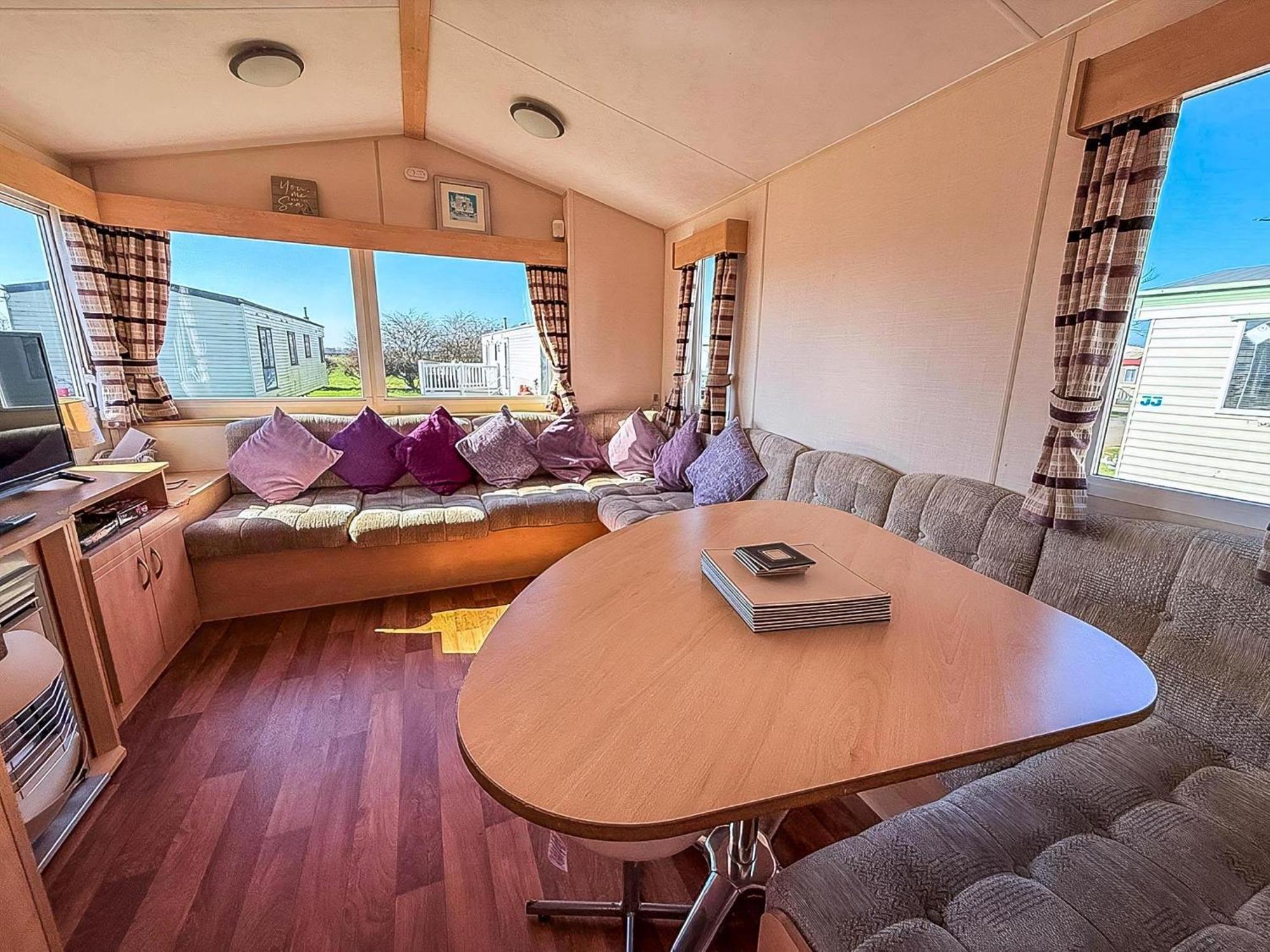 Lovely 6 Berth Caravan At Skipsea Sands Park In Yorkshire Ref 41053sf Chalet