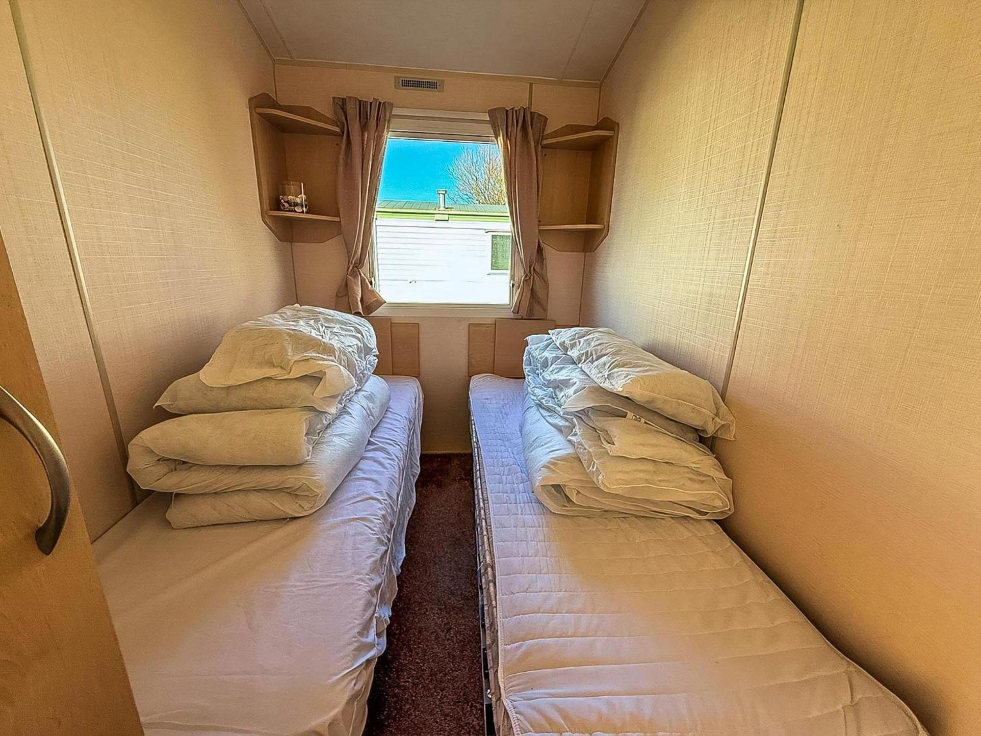 Lovely 6 Berth Caravan At Skipsea Sands Park In Yorkshire Ref 41053sf Chalet Barmston