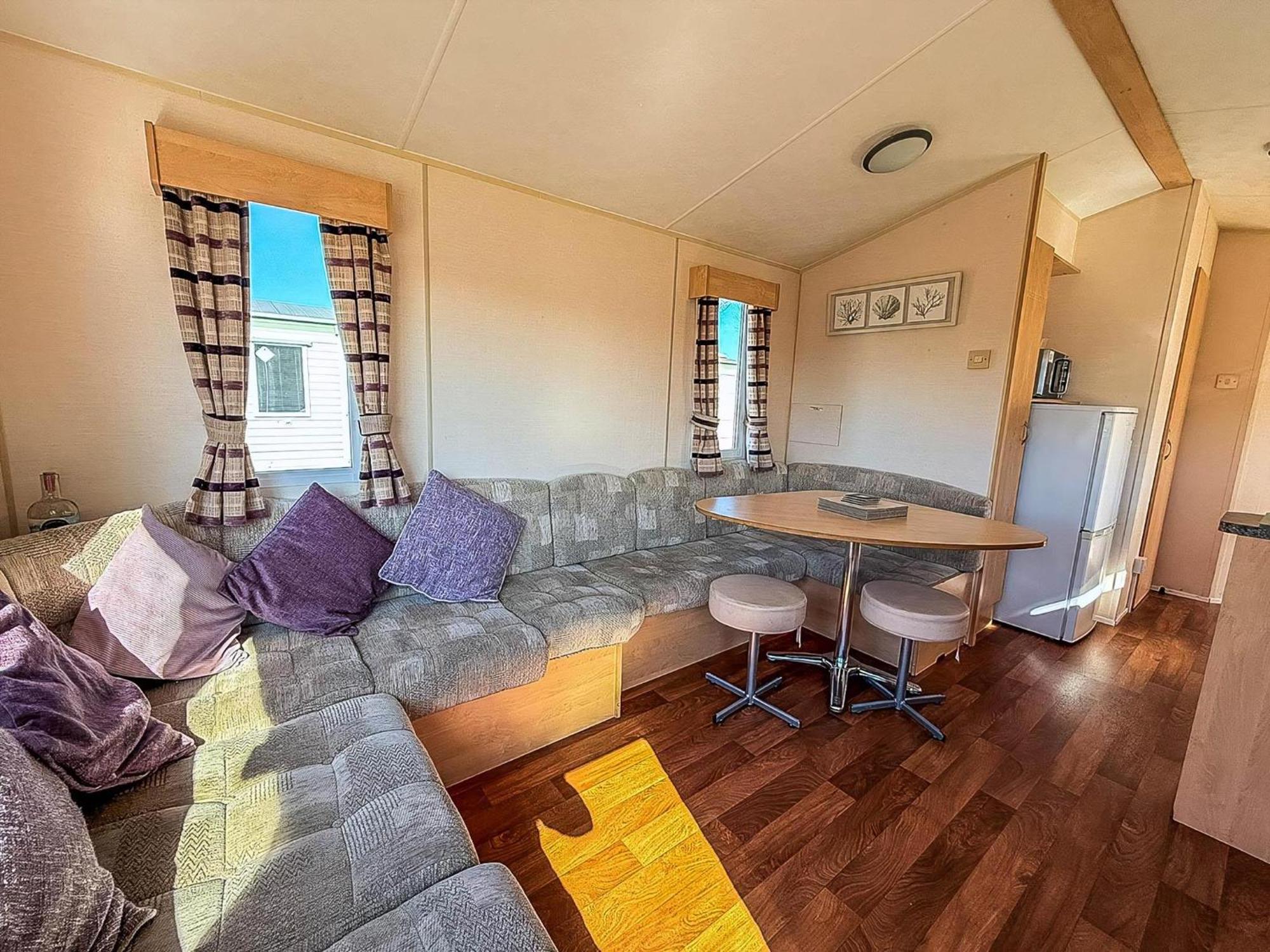 Lovely 6 Berth Caravan At Skipsea Sands Park In Yorkshire Ref 41053sf