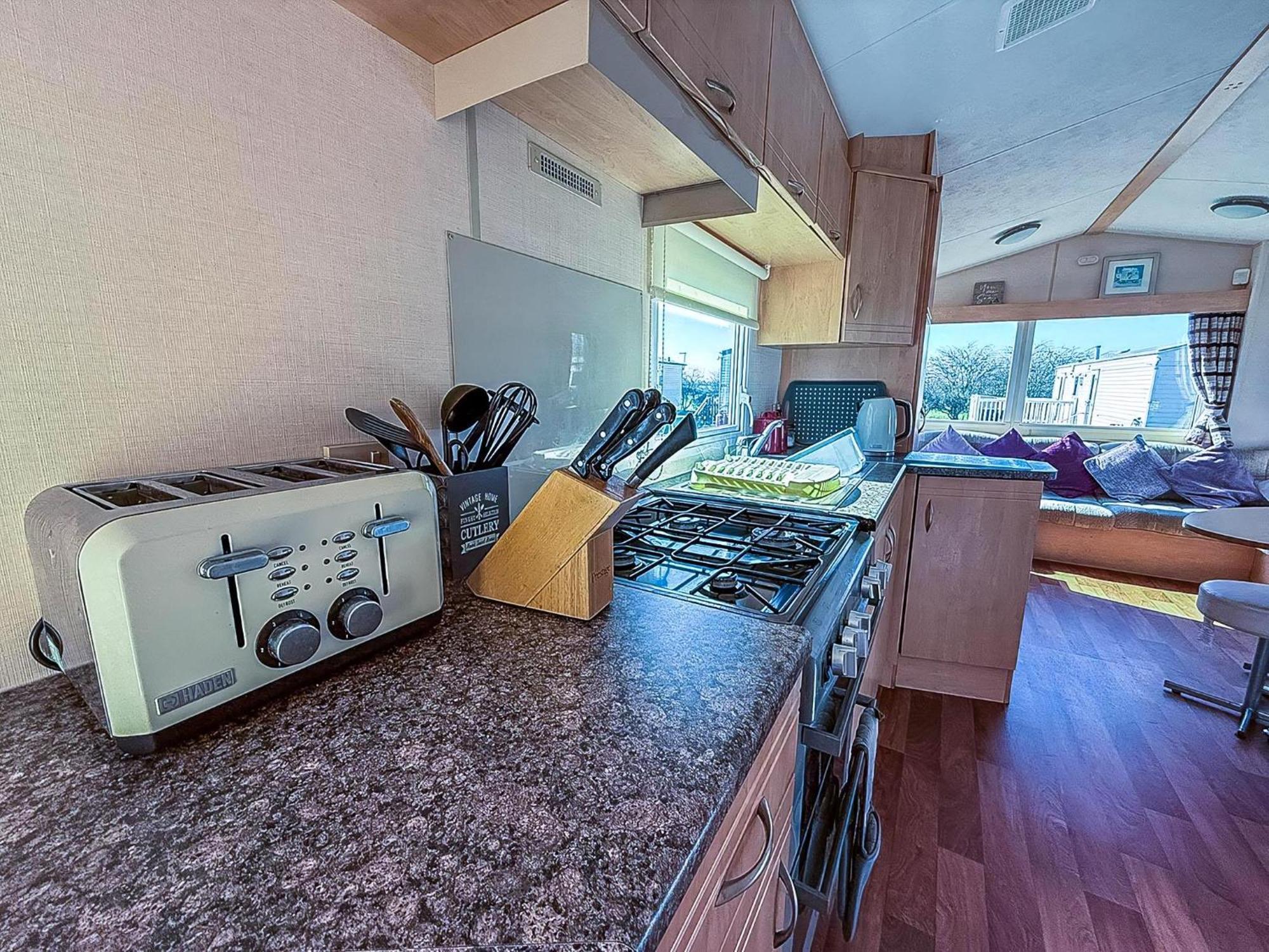 Chalet Lovely 6 Berth Caravan At Skipsea Sands Park In Yorkshire Ref 41053sf