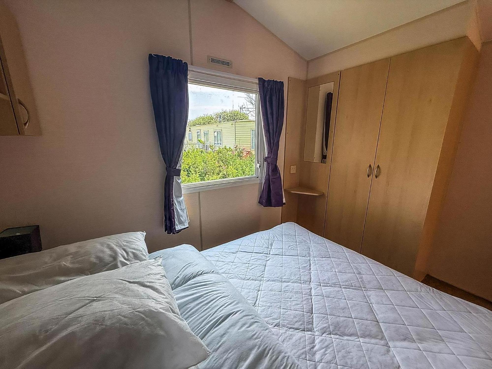 Lovely 6 Berth Caravan At Skipsea Sands Park In Yorkshire Ref 41053sf