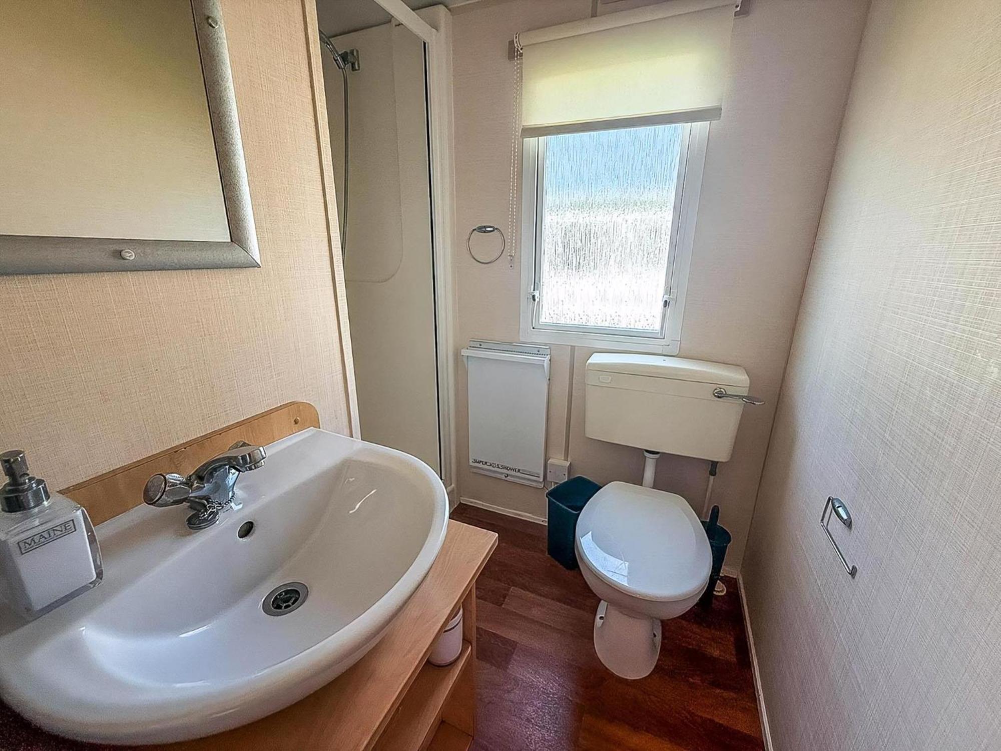 Lovely 6 Berth Caravan At Skipsea Sands Park In Yorkshire Ref 41053sf Chalet Barmston