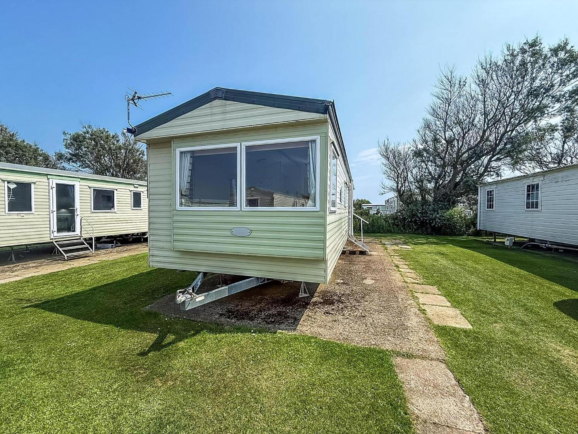 Lovely 6 Berth Caravan At Skipsea Sands Park In Yorkshire Ref 41053sf Chalet Barmston