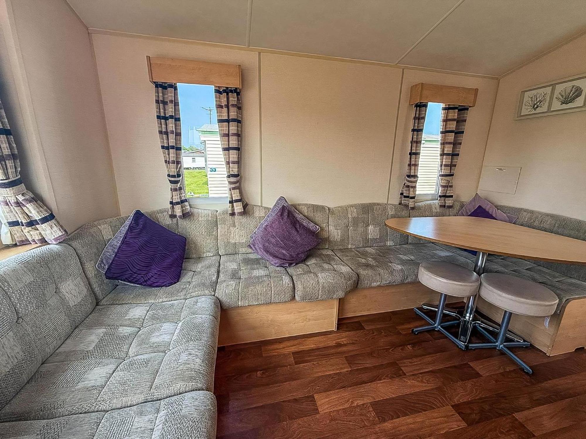 Lovely 6 Berth Caravan At Skipsea Sands Park In Yorkshire Ref 41053sf